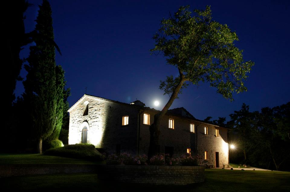 URBINO_RESORT_Abbazia_Notturno_ph_Silvano_Bacciardi.jpg